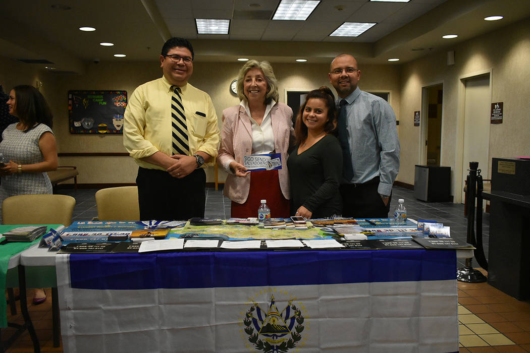 Representantes del Consulado de México en Las Vegas brindaron información sobre los servicios que ofrece su oficina. Miércoles 8 de agosto de 2018 en el Centro Comunitario Este de Las Vegas. Fo ...