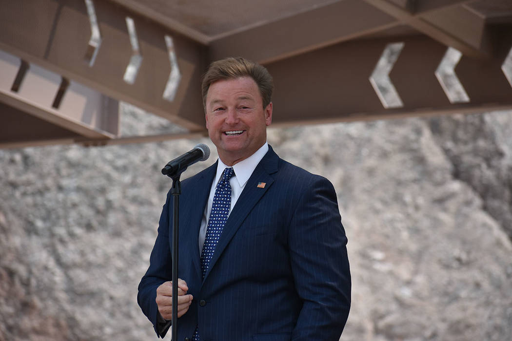 El senador Dean Heller destacó que esta construcción une a Phoenix, Las Vegas y California, lo que permitirá concretar proyectos comerciales. Jueves 9 de agosto de 2018 en Boulder City, Nevada. ...