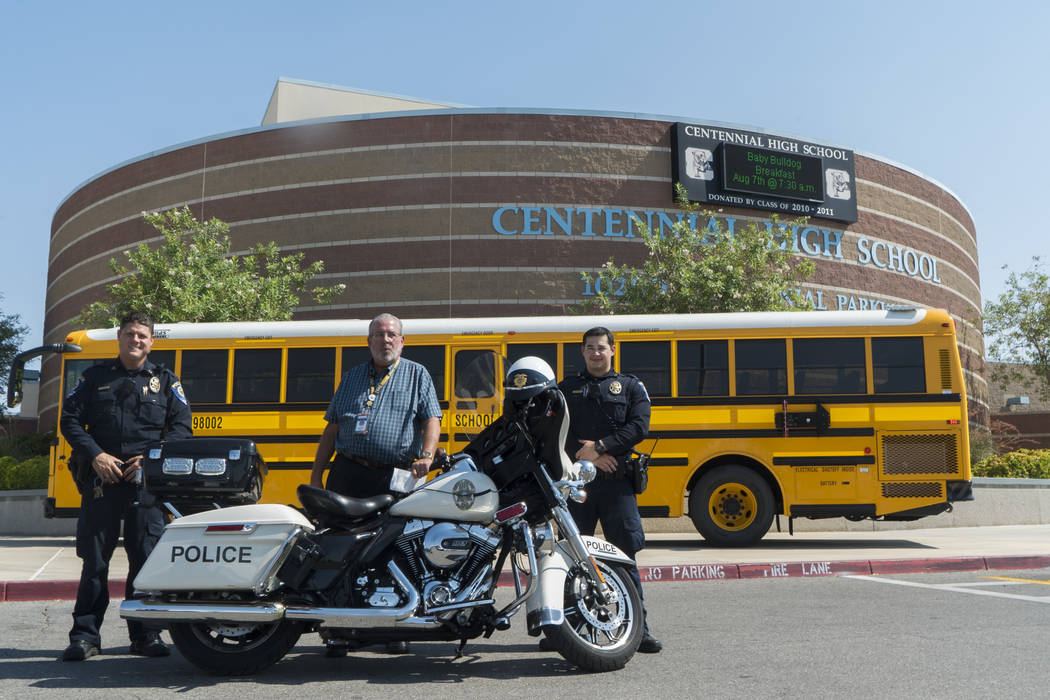 Desde la izquierda, el oficial Deuel, el gerente de transporte del CCSD Jim Reynolds y el oficial Pinto discuten sobre seguridad estudiantil en Centennial High School en Las Vegas, el lunes 6 de a ...