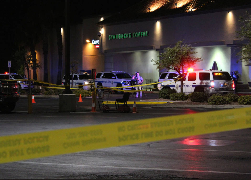 La policía de Henderson responde después de un tiroteo fuera de la tienda Vons en la cuadra 2600 de Windmill Parkway, cerca de Pecos Road, el domingo 12 de agosto de 2018. (Max Michor / Las Vega ...
