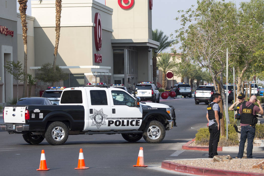 La policía investiga el tiroteo de un agente involucrado en un complejo comercial cerca de Blue Diamond Road y Arville Street en Las Vegas el sábado 11 de agosto de 2018. Richard Brian Las Vegas ...