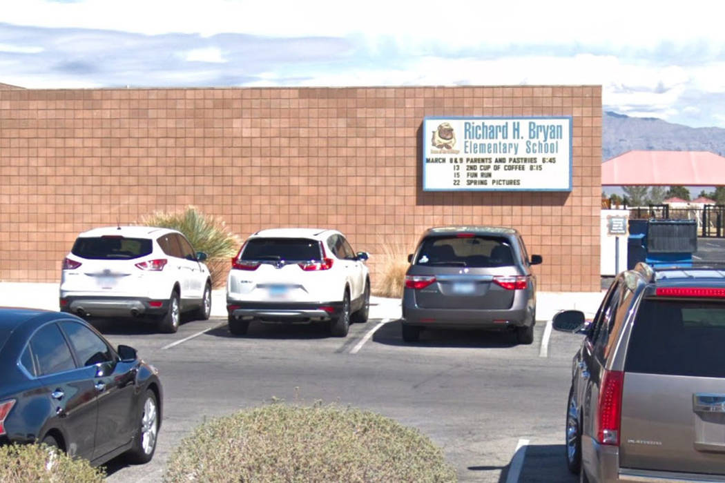 Un hombre adulto se acercó a tres estudiantes de la Escuela Primaria Richard Bryan el martes por la mañana e intentó atraerlos a su automóvil, informó la escuela. (Google Street View)