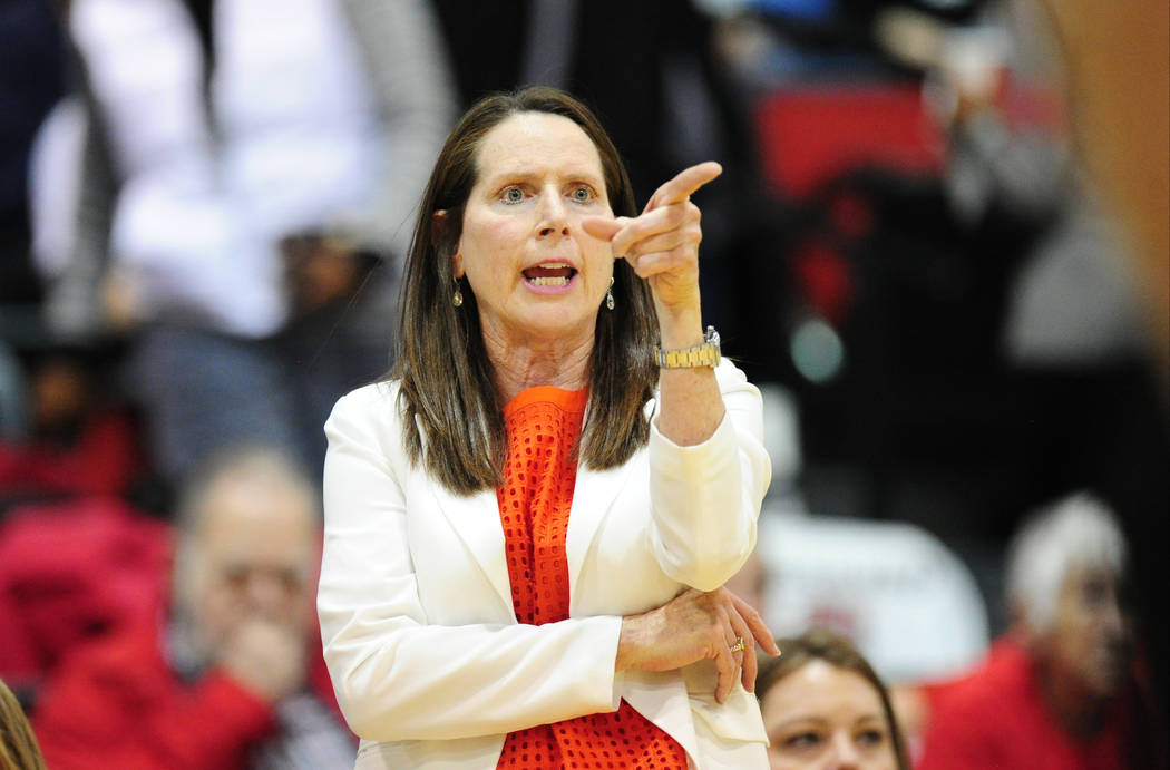 La entrenadora de baloncesto de las Lady Rebels de la UNLV, Kathy Olivier, reacciona durante su partido de básquetbol universitario femenino NCAA contra Mississippi State en Cox Pavilion en Las V ...