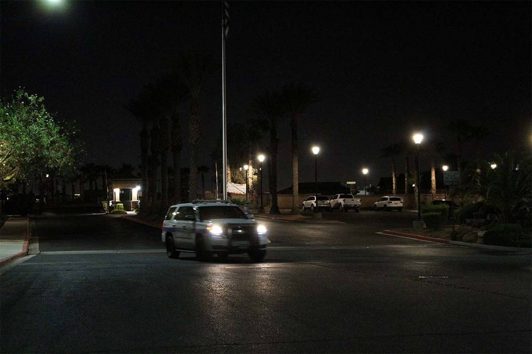 Un vehículo policial de Henderson sale del vecindario privado donde cuatro personas murieron el jueves por la noche después de un aparente asesinato-suicidio. (Max Michor / Las Vegas Review-Journal)