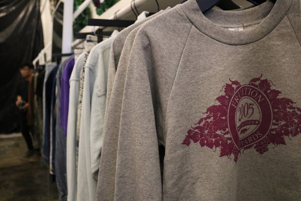 Los suéteres con el logotipo de Fruition cuelgan en un estante en la tienda del mismo nombre en South Maryland Parkway en Las Vegas, el sábado 28 de abril de 2018. La exclusiva tienda de streetw ...