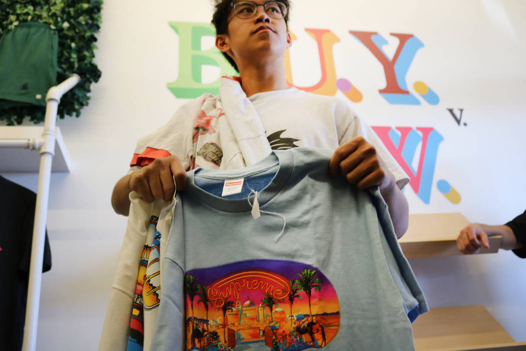 Reanu Elises sostiene una camiseta Supreme que compró en Fruition en South Maryland Parkway en Las Vegas, el sábado 28 de abril de 2018. La exclusiva tienda de streetwear ofrece una venta mensua ...