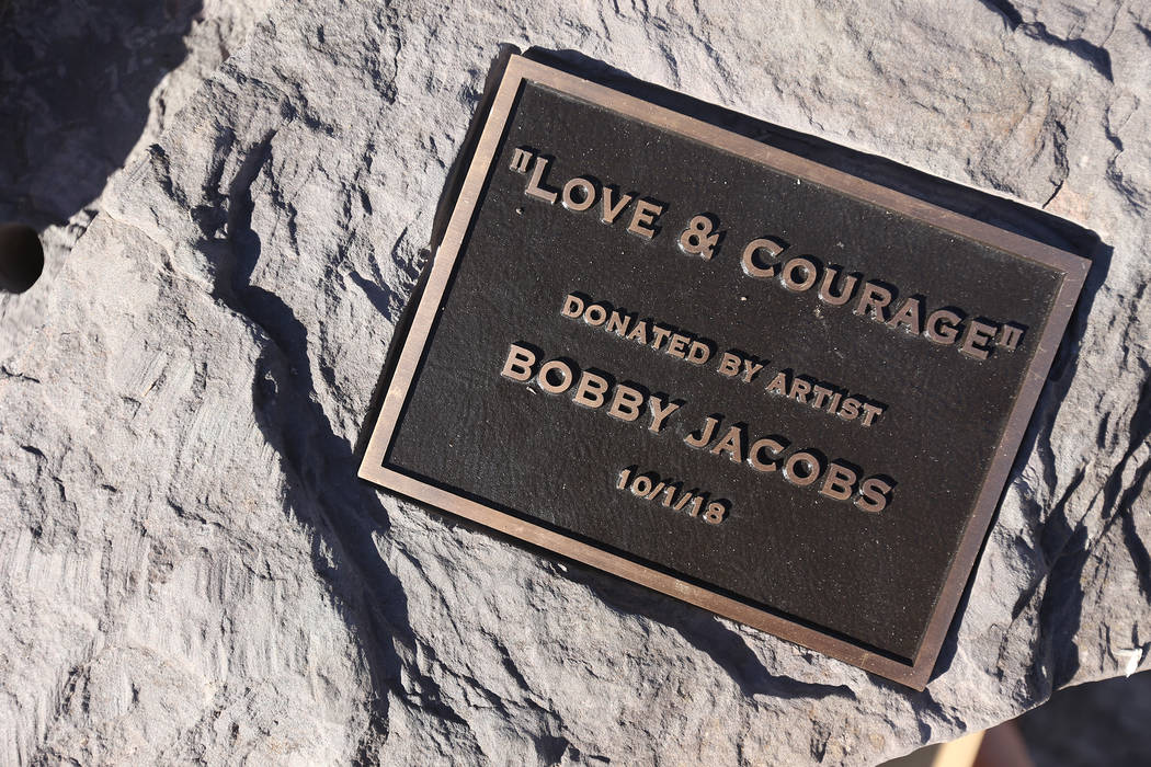 La base de la escultura de piedra diseñada por el artista Bobby Jacobs que se colocará en el Healing Garden en Las Vegas, el jueves 20 de septiembre de 2018. La parte posterior de las alas tiene ...