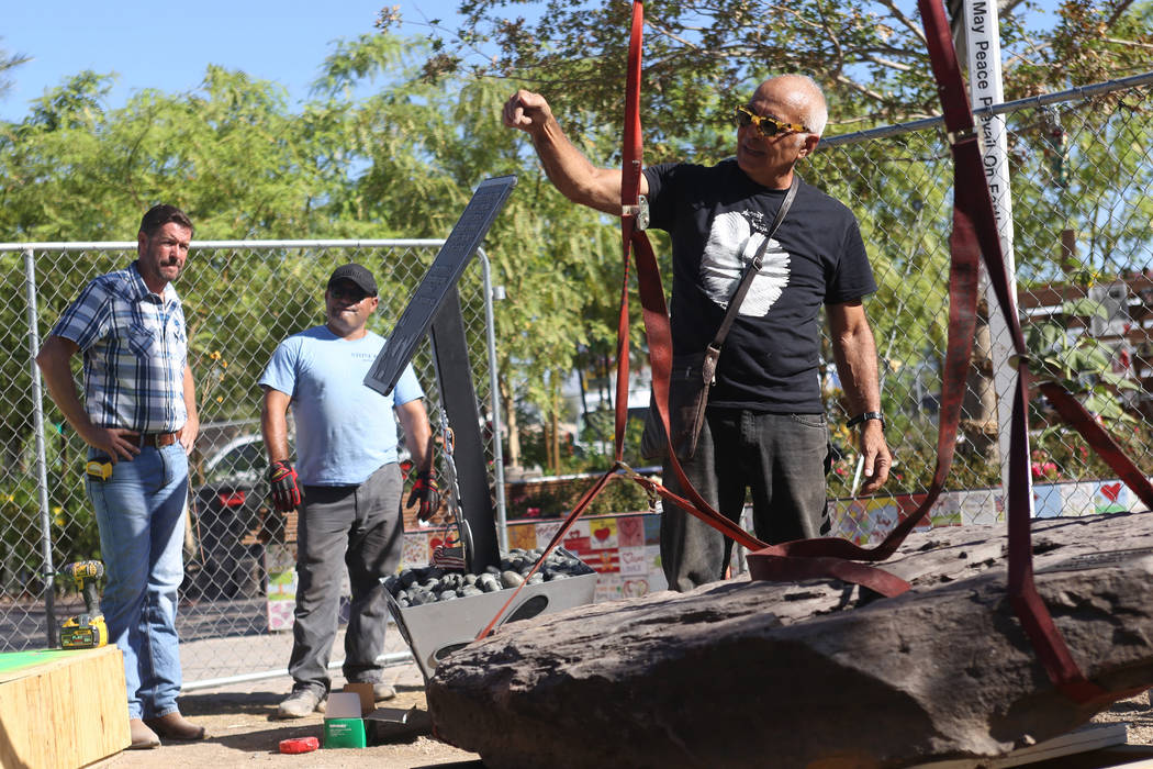 El artista Bobby Jacobs dirige a los trabajadores para la instalación de una escultura de piedra que creó para el Healing Garden en Las Vegas, el jueves 20 de septiembre de 2018. La parte poster ...