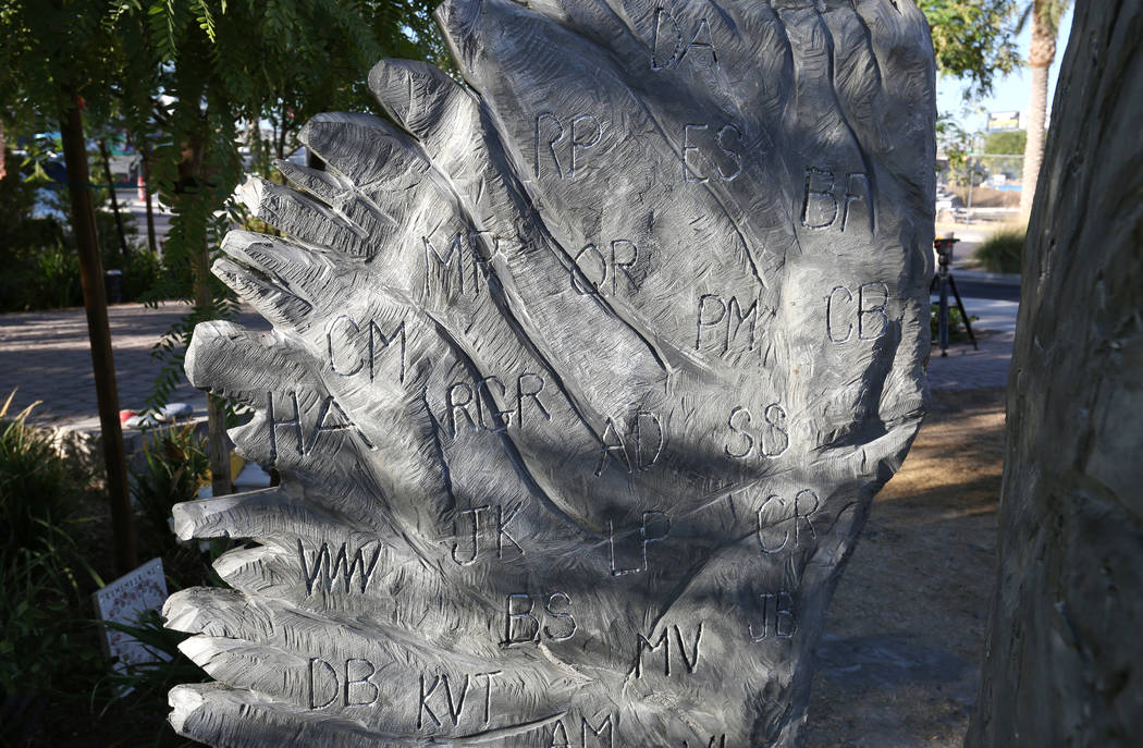 Las iniciales de las víctimas del tiroteo del 1 de octubre están talladas en una escultura de dos alas de ángel, donadas por Bobby Jacobs, un artista del norte de Nueva York, al Las Vegas Heali ...