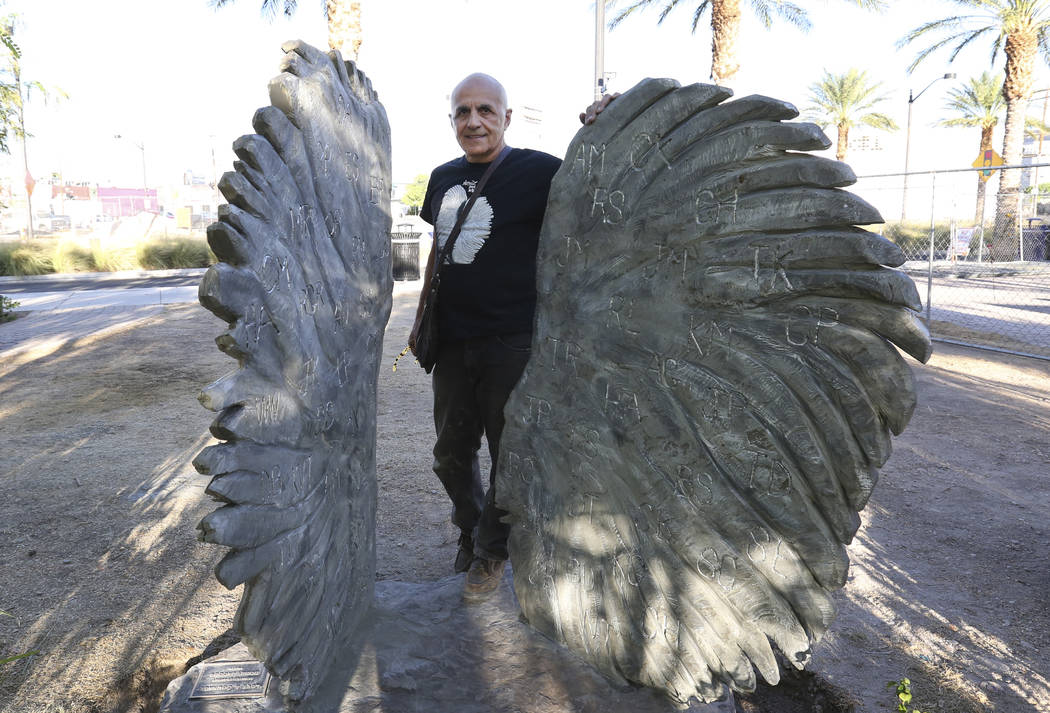 Bobby Jacobs, un artista del norte de Nueva York, posa para una foto junto a su escultura de dos alas de ángel separadas en el Las Vegas Healing Garden el viernes 21 de septiembre de 2018. Las do ...
