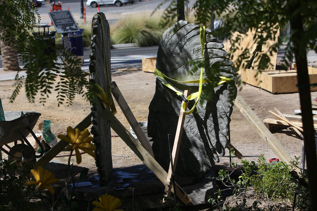 La nueva escultura de piedra de alas de ángel creada por Bobby Jacobs está parcialmente instalada en el Healing Garden de Las Vegas, el jueves 20 de septiembre de 2018. La parte posterior de las ...