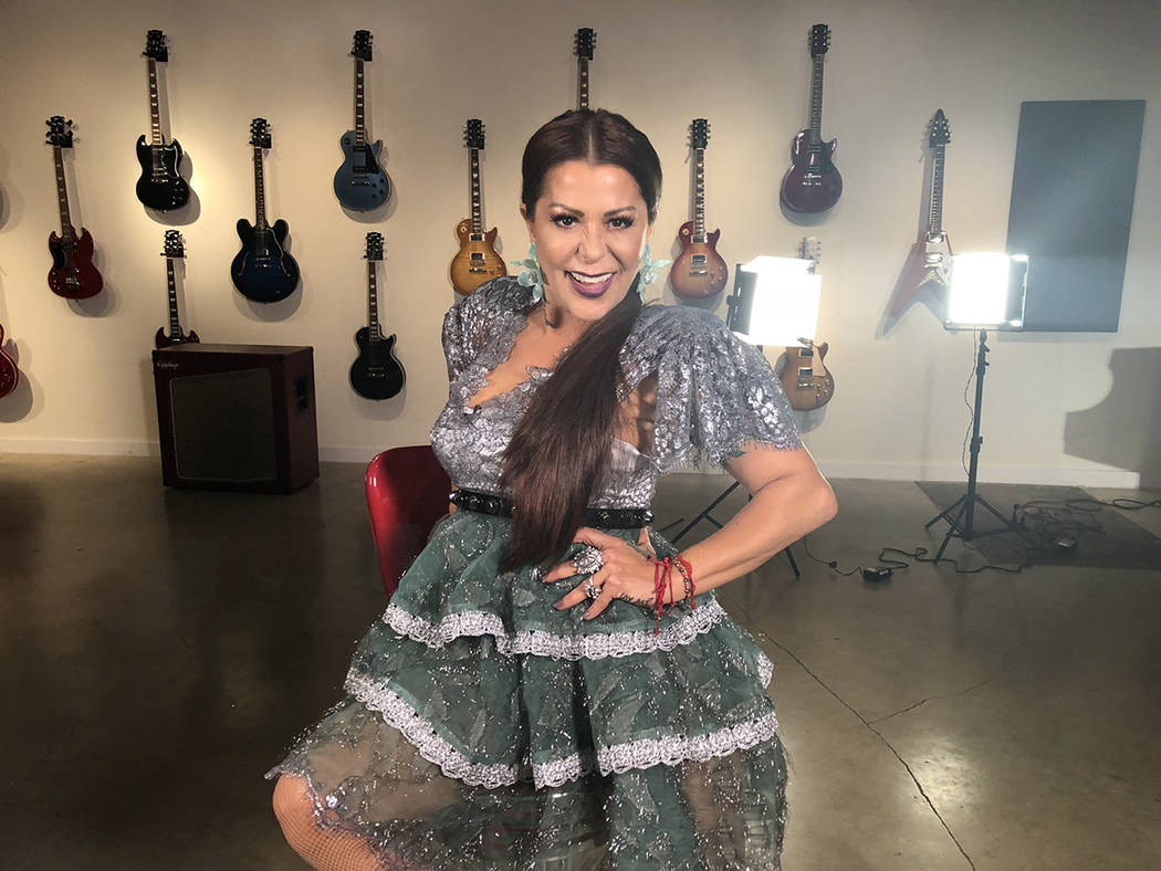 Miami, Florida 15 Oct 2018 (Notimex-Especial).- La rockera mexicana Alejandra Guzmán estrenó su nuevo sencillo “Soy Así” en todas las plataformas de música y el video en su canal oficial d ...