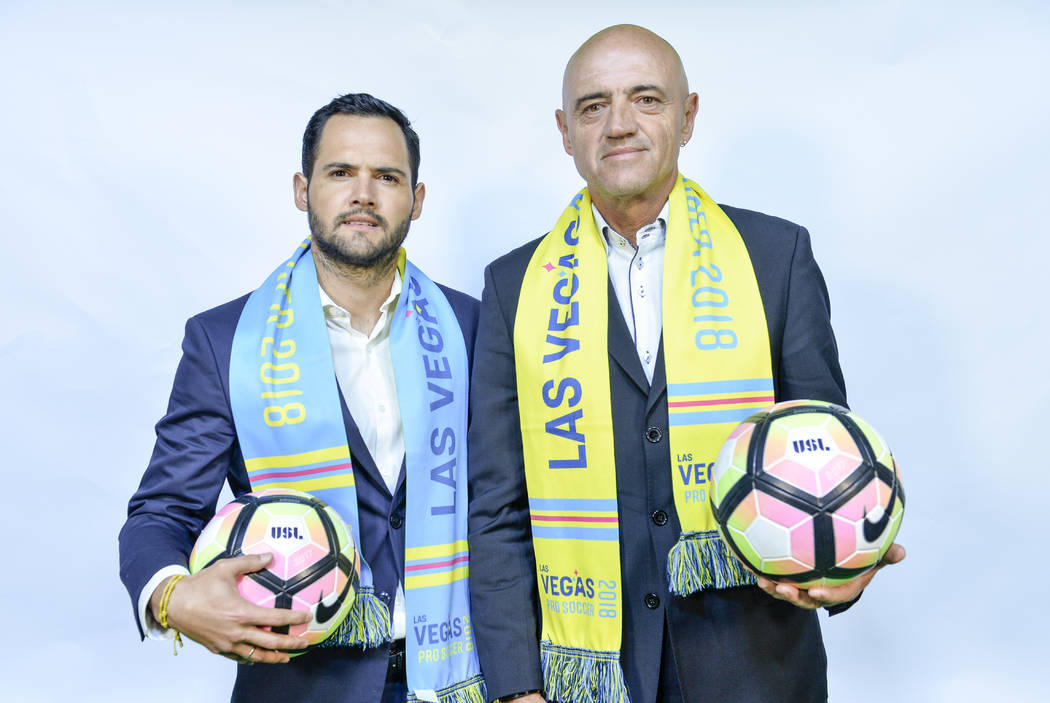 El entrenador de Las Vegas Lights FC, José Luis Sánchez Solá (derecha) y su hijo Isidro Sánchez (izquierda), que trabajarán en el personal. (Idris Erba / Las Vegas Lights FC)
