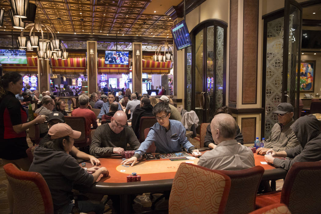 Los jugadores prueban su mano en la sala de póquer High Stakes el martes 2 de octubre de 2018, en Bellagio, en Las Vegas. Benjamin Hager Las Vegas Review-Journal @benjaminhphoto