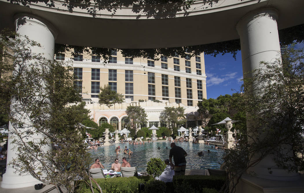 La gente disfruta de la piscina en Bellagio el martes 2 de octubre de 2018, en Bellagio, en Las Vegas. Benjamin Hager Las Vegas Review-Journal @benjaminhphoto