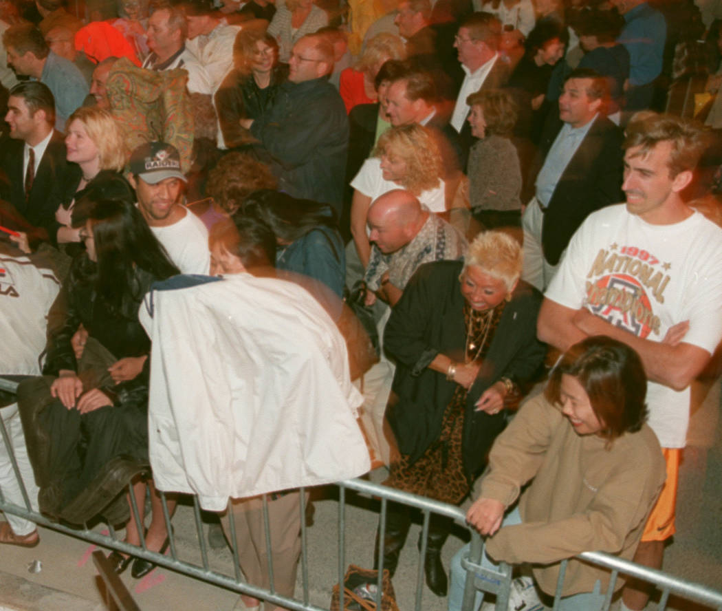 Los espectadores se esconden cuando la niebla del viento los golpea durante los eventos previos a la apertura en Bellagio en 1998. (Las Vegas Review-Journal)