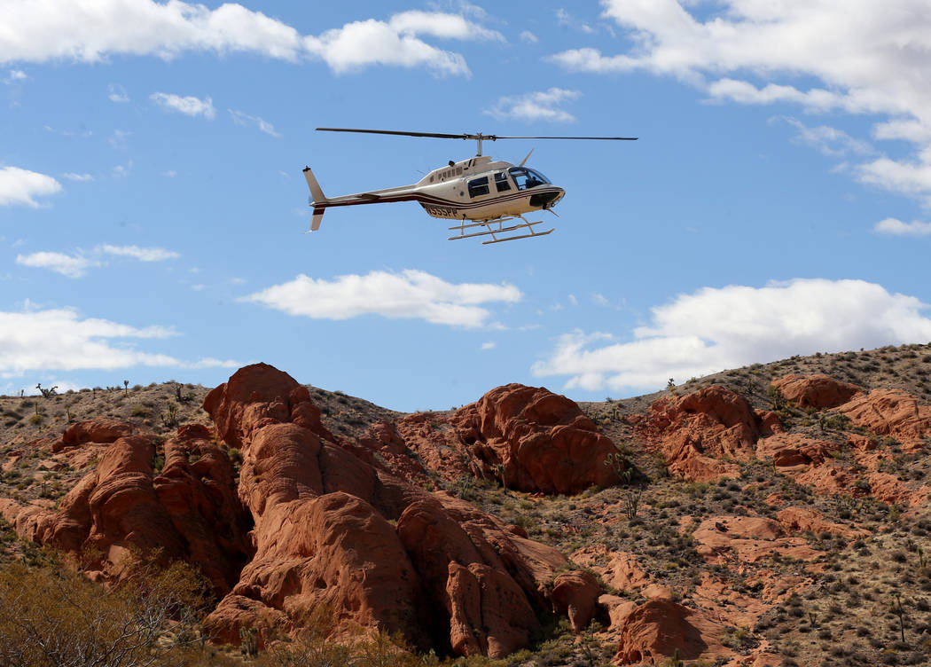 Un helicóptero se prepara para transportar a la gente al sitio de una mina abandonada en el Monumento Nacional Gold Butte el lunes 8 de octubre de 2018. El equipo está cerrando 42 aberturas de m ...