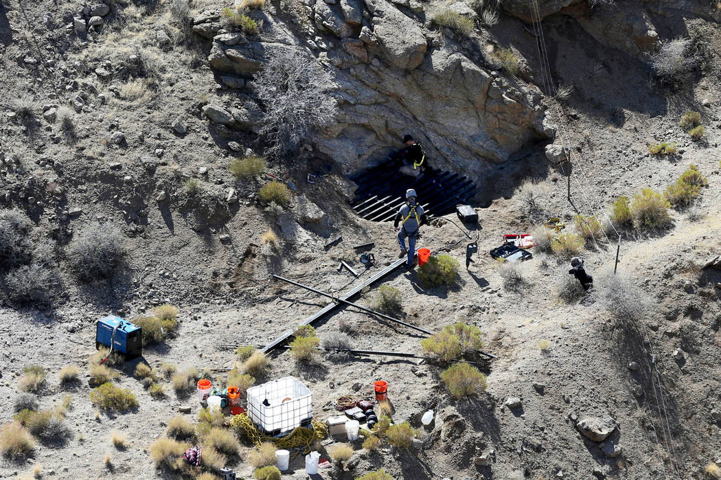 Los contratistas estatales trabajan en el sitio de una mina abandonada en el Monumento Nacional Gold Butte el lunes 8 de octubre de 2018. El equipo está cerrando 42 aberturas de minas abandonadas ...