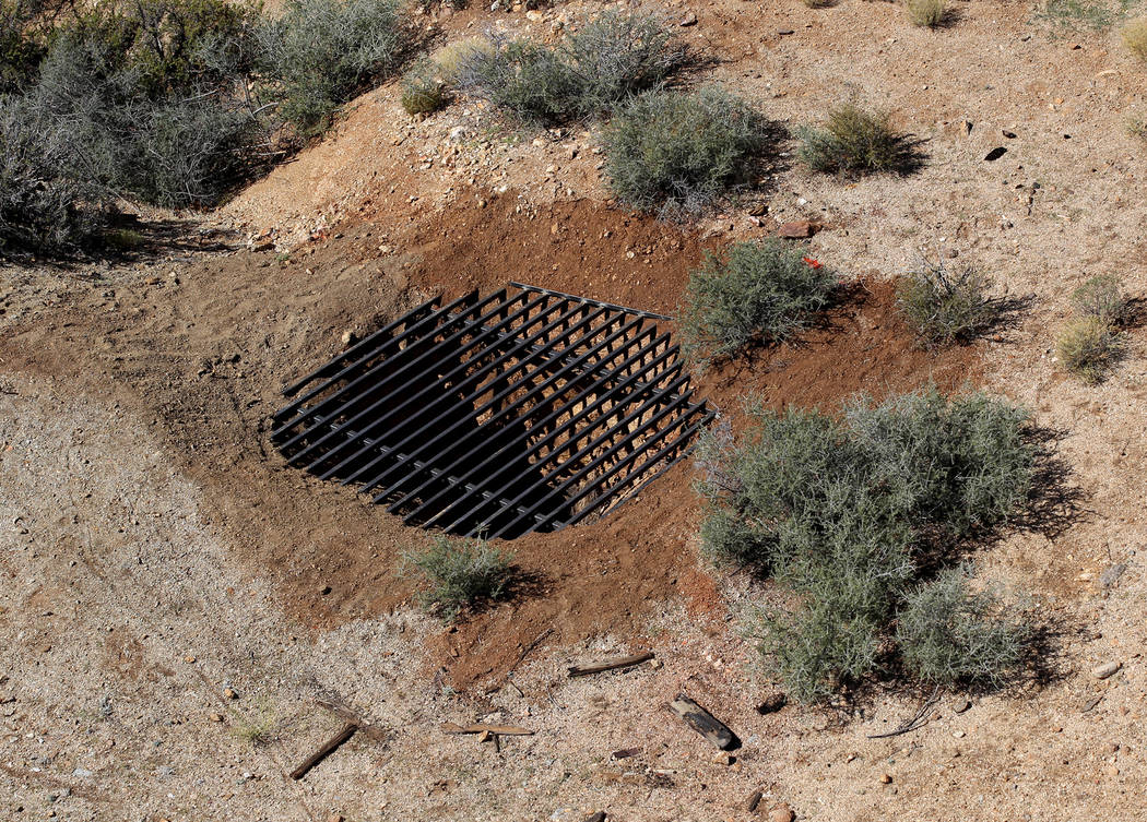 Un equipo de contratistas estatales cerró recientemente un pozo de una mina abandonada en el Monumento Nacional Gold Butte, que se muestra el lunes 8 de octubre de 2018. El equipo está cerrando ...