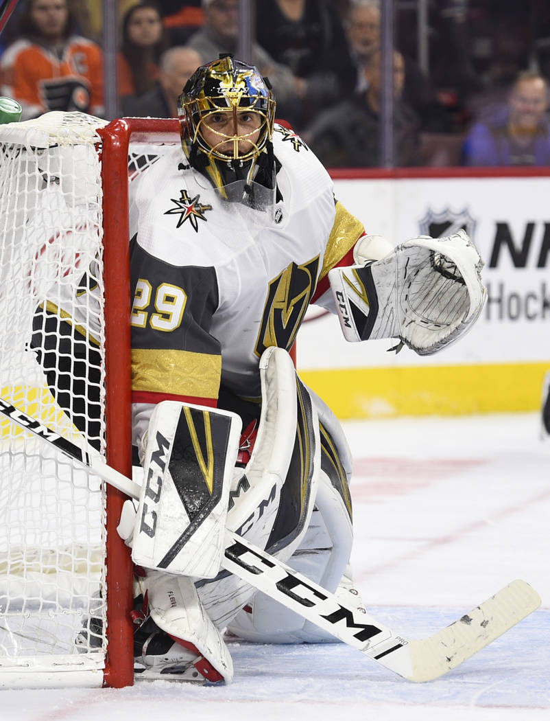 El portero Marc-André Fleury de los Golden Knights de Las Vegas (29) observa durante el segundo período de un juego de hockey de la NHL contra los Philadelphia Flyers, el sábado 13 de octubre d ...