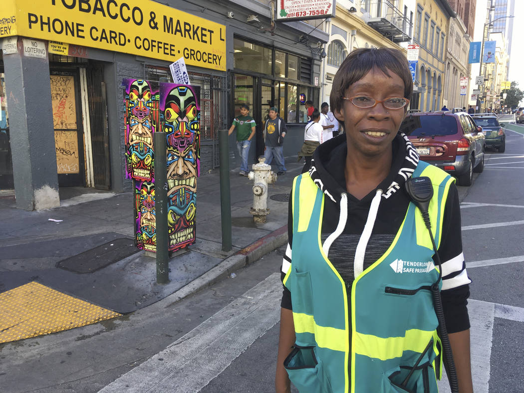 Tracey Mixon, nativa de San Francisco, se encuentra en una calle en el distrito de Tenderloin de San Francisco. Mixon, de 47 años, y su hija fueron recientemente desalojadas de su casa de dos hab ...