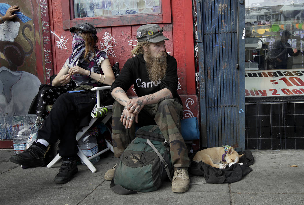 Stormy Nichole Day, a la izquierda, se sienta en una acera en la calle Haight con Nord (apellido no dado) y su perro Hobo mientras era entrevistado acerca de quedarse sin hogar en San Francisco el ...