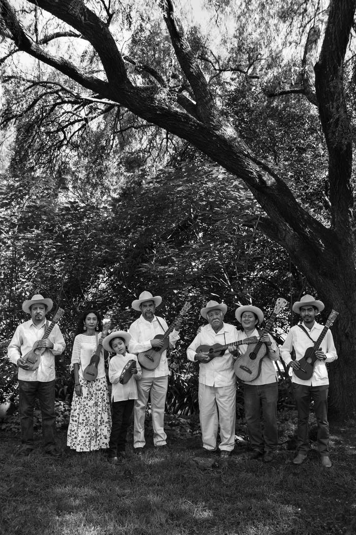 Mono Blanco y su “Fandango de las Calaveras”, es promoción, difusión y estudio del Son Jarocho. Música poesía y danza en el 18avo festival anual del Día de los Muertos. Foto Cortesía.