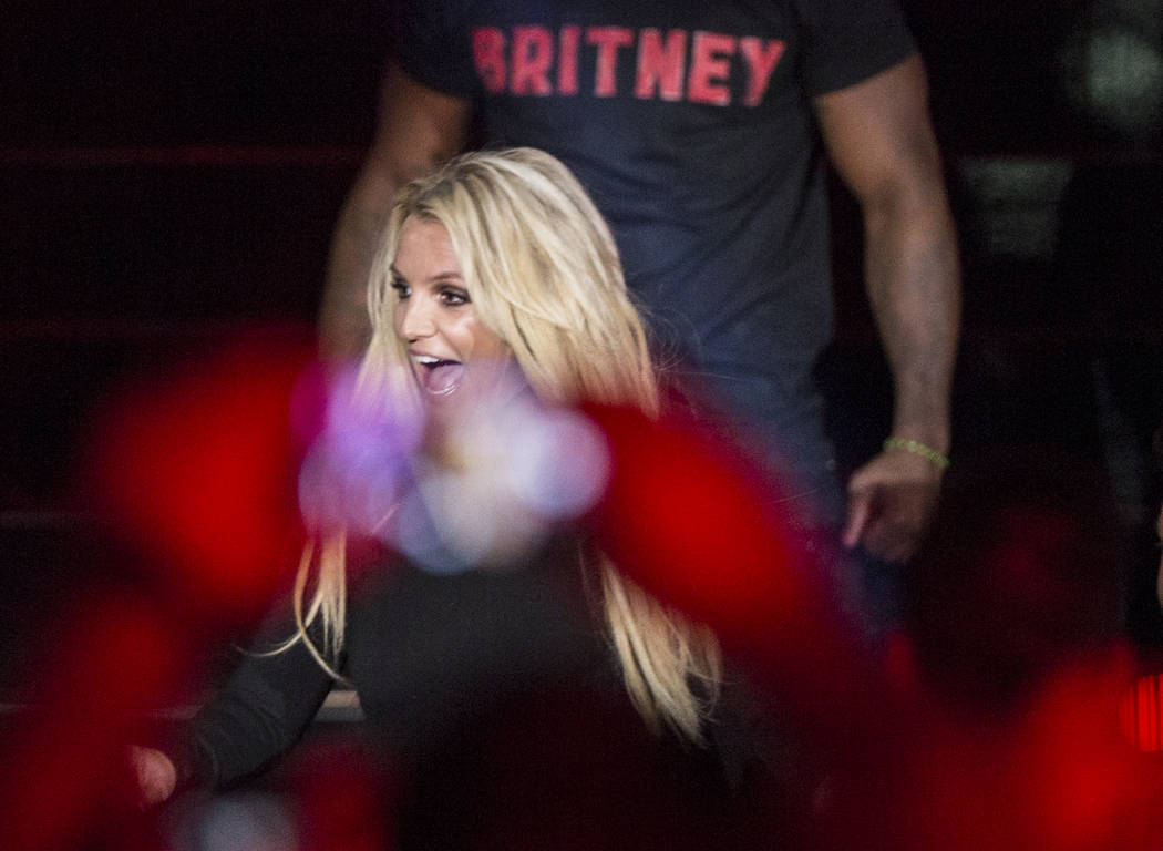 Britney Spears firma autógrafos para anunciar su nueva residencia en The Park Theatre en Park MGM el jueves 18 de octubre de 2018, en las afueras de T-Mobile Arena, en Las Vegas. (Benjamin Hager ...