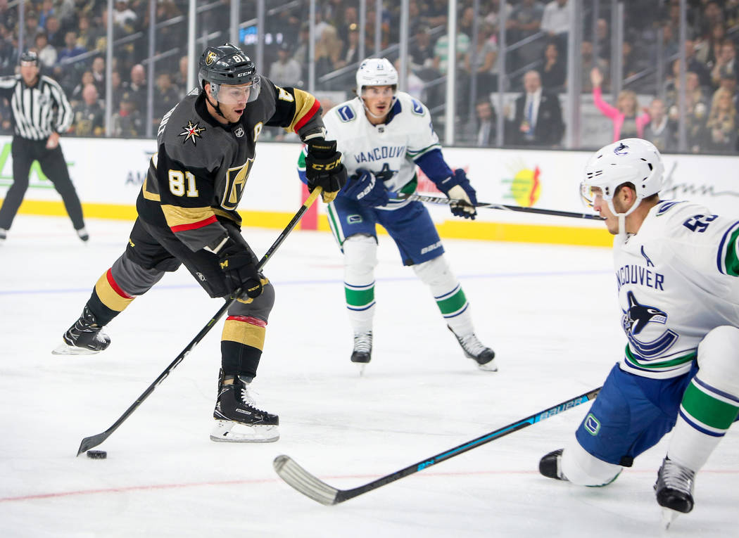 El centro de los Golden Knights, Jonathan Marchessault (81), avanza hacia la meta de los Vancouver Canucks durante el primer período de un juego de hockey de la NHL en T-Mobile Arena en Las Vegas ...