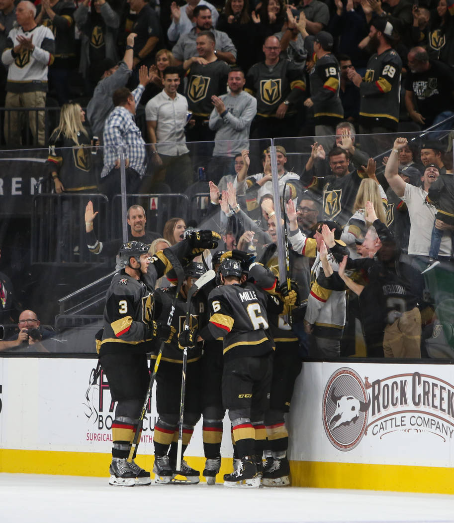 Los Golden Knights de Las Vegas celebran su segundo gol durante el segundo período de un juego de hockey de la NHL en T-Mobile Arena en Las Vegas, miércoles, 24 de octubre de 2018. Caroline Breh ...
