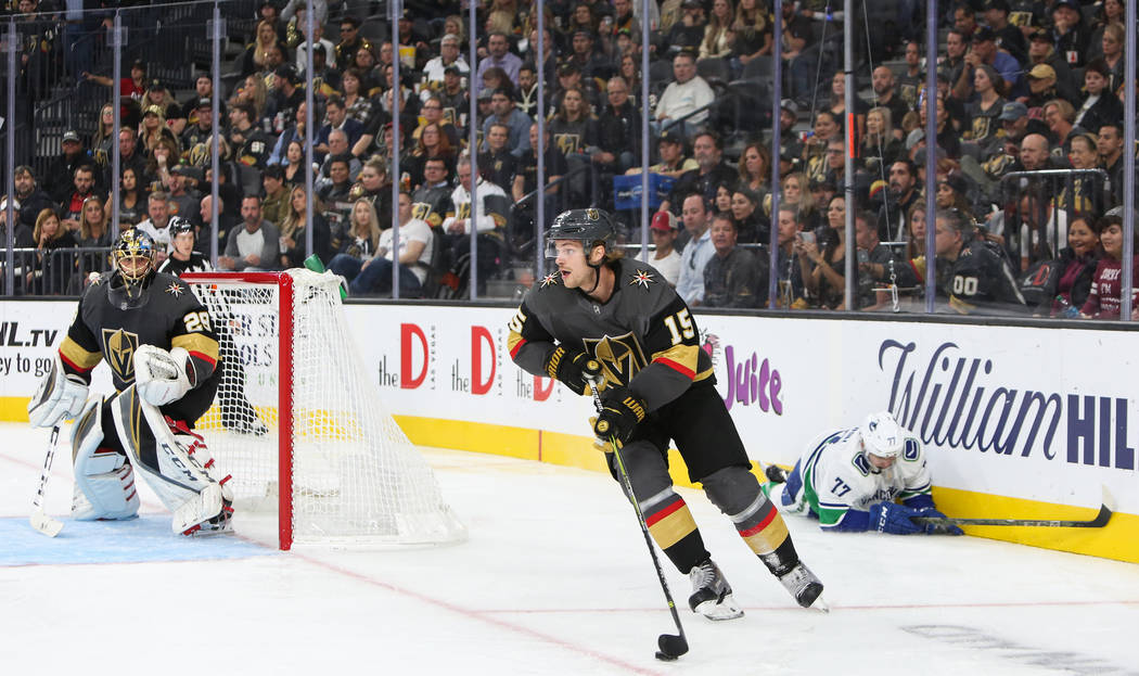El defensa de los Golden Knights, Jon Merrill (15) en acción durante el segundo período de un juego de hockey de la NHL en el T-Mobile Arena en Las Vegas, el miércoles 24 de octubre de 2018. Ca ...