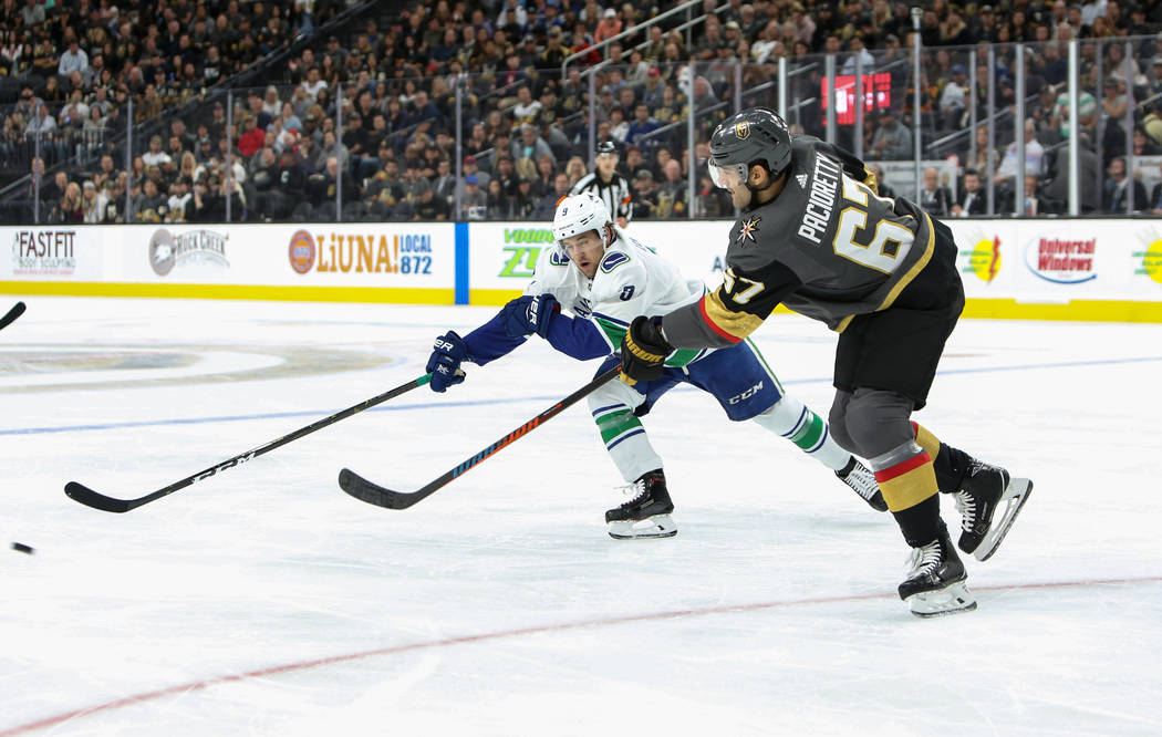 El alero izquierdo de los Golden Knights, Max Pacioretty (67), pasa el puck a un compañero de equipo durante el segundo período de un juego de hockey de la NHL en T-Mobile Arena en Las Vegas, el ...