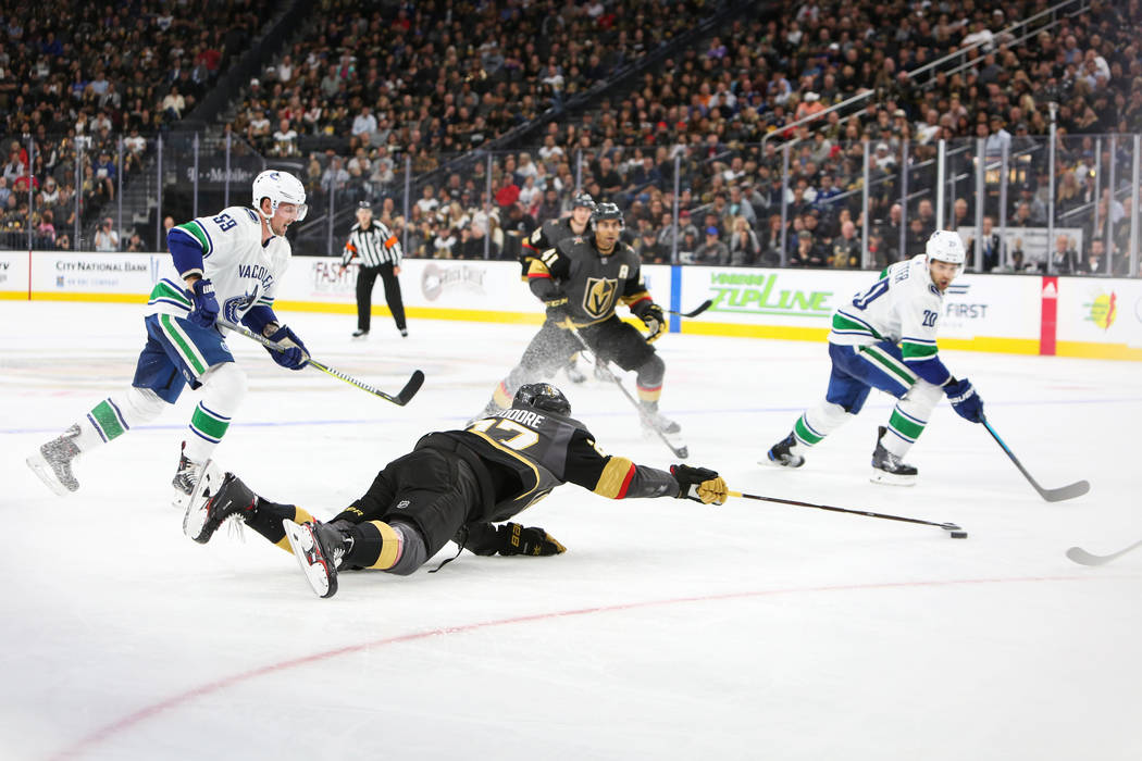 El defensa de los Golden Knights, Shea Theodore (27), busca el puck durante el tercer período de un juego de hockey de la NHL en T-Mobile Arena en Las Vegas, el miércoles 24 de octubre de 2018. ...