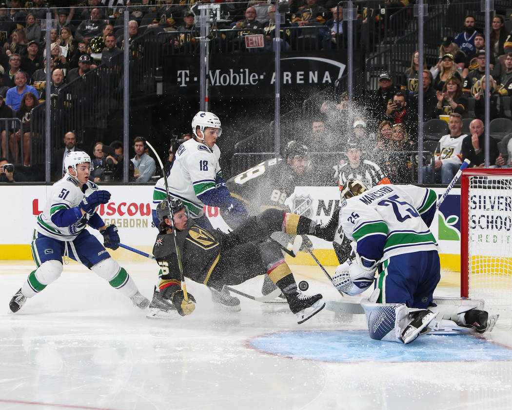Jacob Markstrom (25), portero de los Vancouver Canucks, bloquea un tiro de los Golden Knights durante el tercer período de un juego de hockey de la NHL en T-Mobile Arena en Las Vegas, miércoles ...