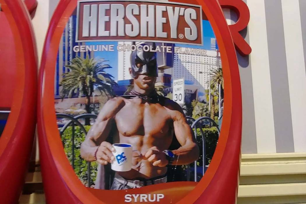"The Black Batman" aparece en una botella de jarabe de chocolate de Hershey's. (Provisto de documentos judiciales)