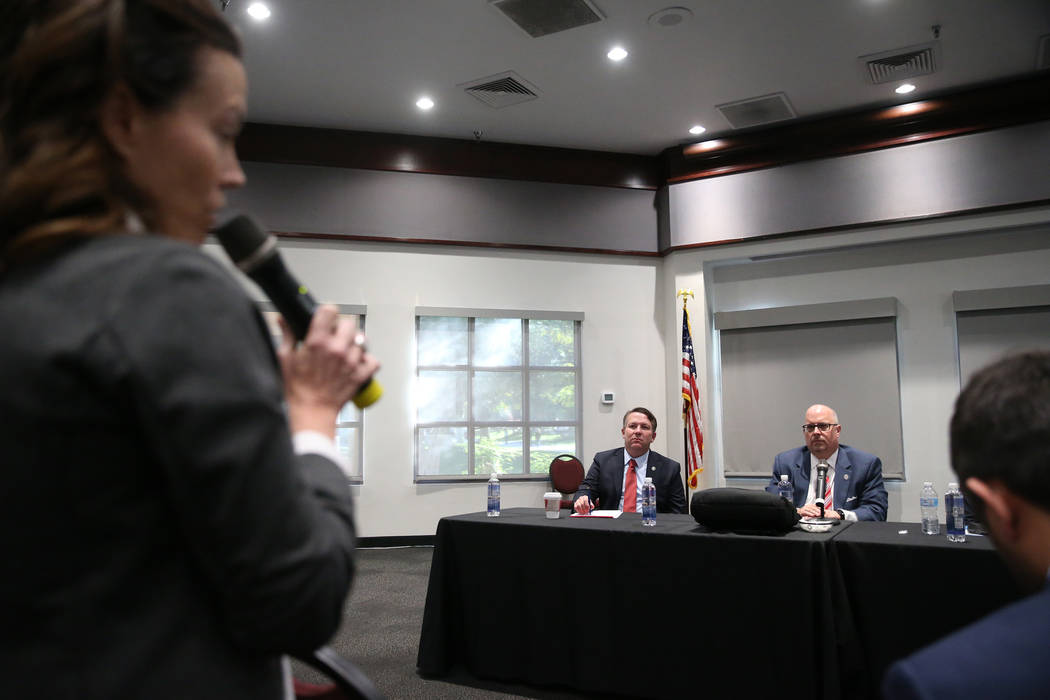 El Jefe del Consejo General de Nevada del Sistema de Educación Superior, Joe Reynolds, a la izquierda, y Regent Kevin Page, escuchan los comentarios públicos durante un foro para discutir la bú ...