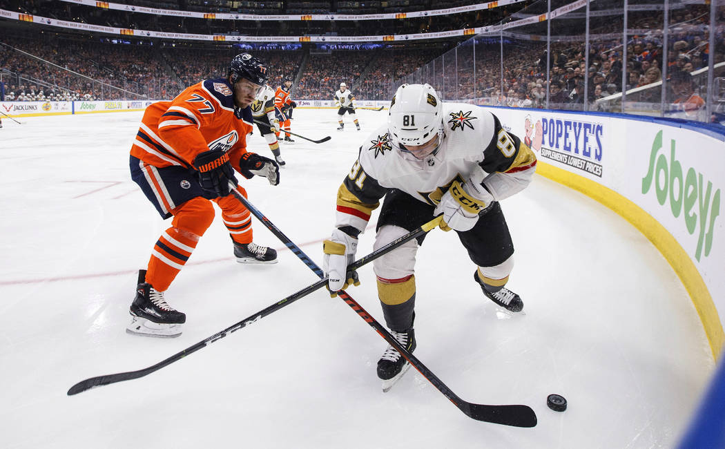 Jonathan Marchessault (81) de los Golden Knights de Las Vegas y Óscar Klefbom (77) de los Edmonton Oilers compiten por el disco durante el primer período de un juego de hockey de la NHL el sába ...