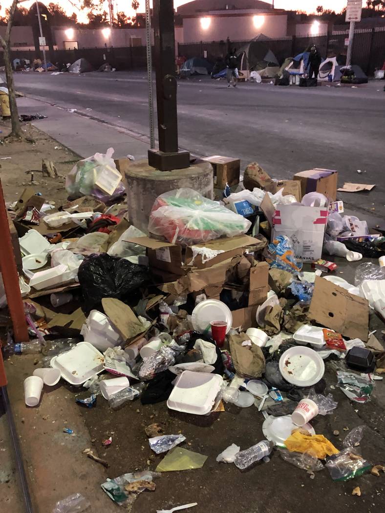 Se ve la basura acumulada en Foremaster Lane durante el fin de semana de Acción de Gracias. Foto cortesía de la ciudad de Las Vegas.