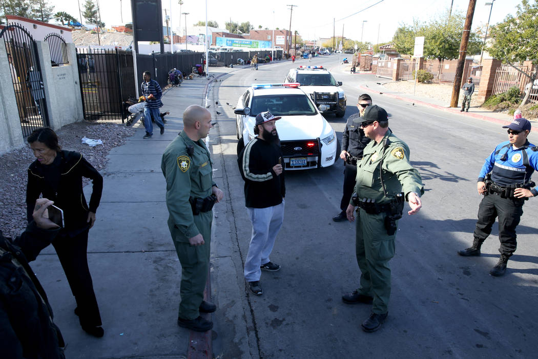 La policía de Las Vegas discute con Joey Lankowski, en el centro, donde estaba distribuyendo comida en Foremaster Lane cerca de Las Vegas Boulevard el miércoles 28 de noviembre de 2018. Lankowsk ...