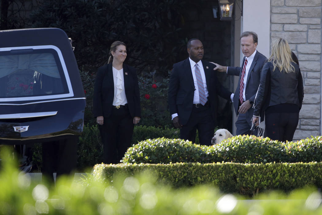 Neil Bush, a la derecha, saluda a los miembros del Servicio Secreto de los Estados Unidos atrás del ataúd del ex presidente George H.W. Bush que fue colocado en un coche fúnebre en la funeraria ...