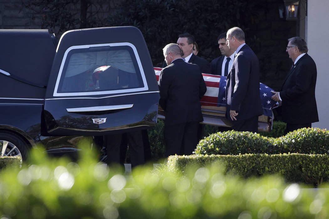 Los miembros del Servicio Secreto de los Estados Unidos llevan el ataúd con el ex presidente George H. W. Bush en un coche fúnebre de la funeraria George H. Lewis después de un servicio familia ...