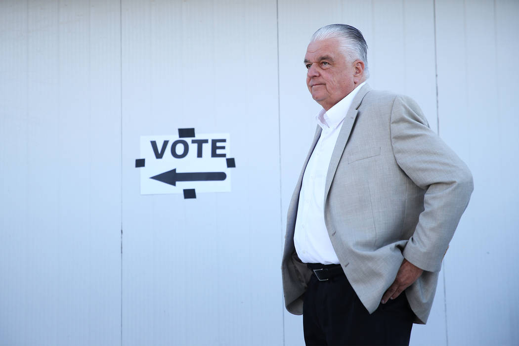 Steve Sisolak, candidato demócrata a gobernador de Nevada, espera en línea para emitir su voto en un colegio electoral en Kenny Guinn Middle School en Las Vegas, el martes 6 de noviembre de 2018 ...