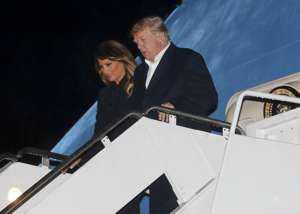 El presidente de los Estados Unidos Donald Trump y la primera dama Melania Trump bajan de Air Force One, el domingo 2 de diciembre de 2018, en la Base de la Fuerza Aérea Andrews, Md. Trump regres ...