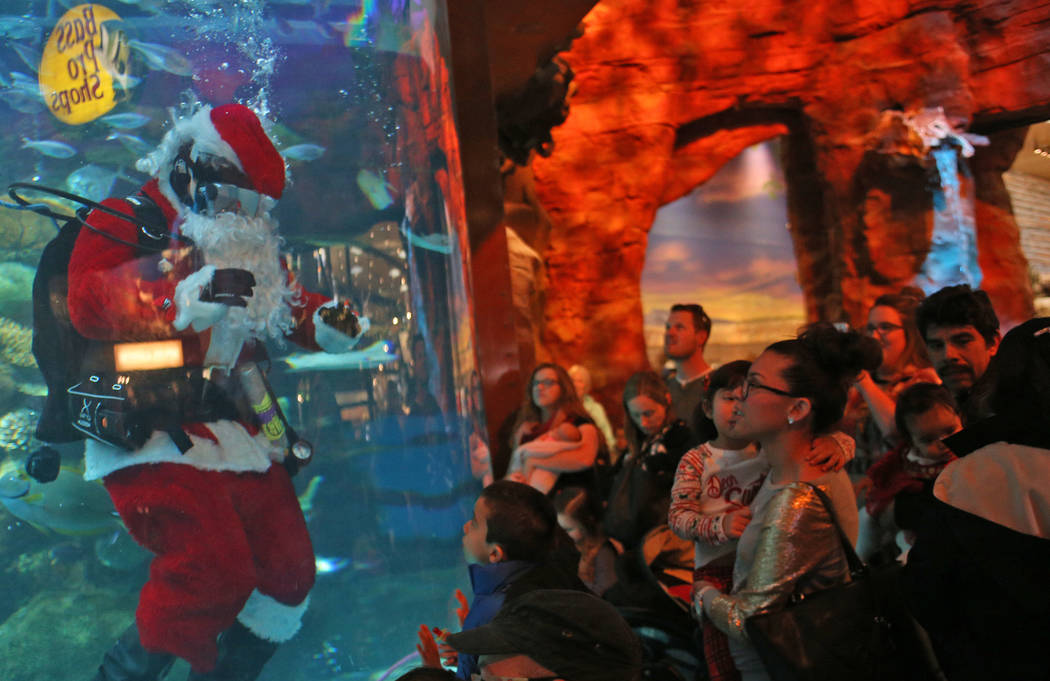 Underwater Santa saluda a la multitud en el hotel y casino Silverton en Las Vegas, el domingo 2 de diciembre de 2018. Él y la sirena navideña están en el acuario todos los sábados y domingos d ...