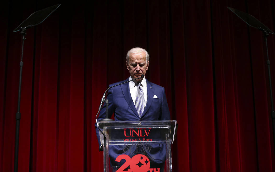 El ex vicepresidente Joe Biden se presenta durante la Gala de la escuela de Leyes de la UNLV en Bellagio en Las Vegas el sábado 1 de diciembre de 2018. Chase Stevens Las Vegas Review-Journal @css ...