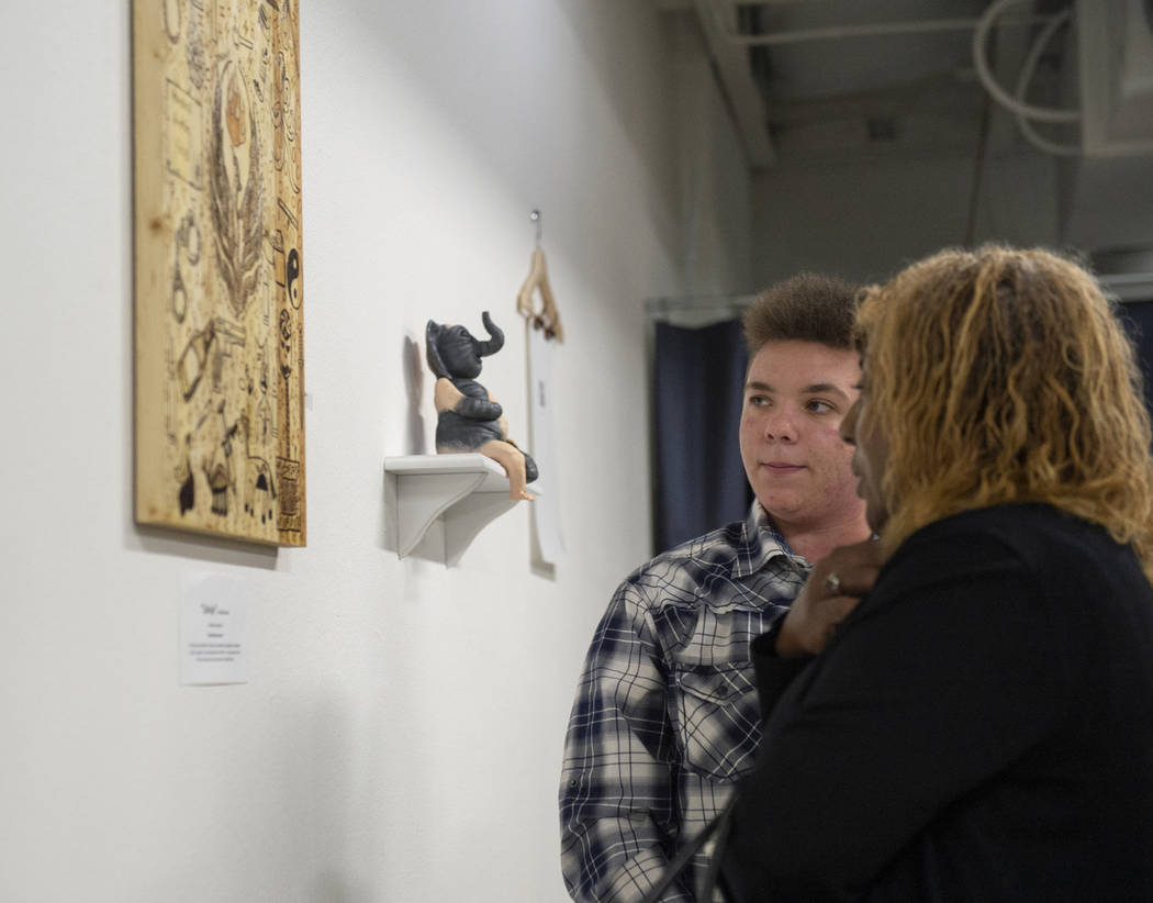 El artista Elijah Brown habla con su maestra LaToria Kern sobre su pieza "Salvaje" en exhibición en la Core Contemporary Gallery de Las Vegas, el jueves 6 de diciembre de 2018. Caroline Brehman / ...