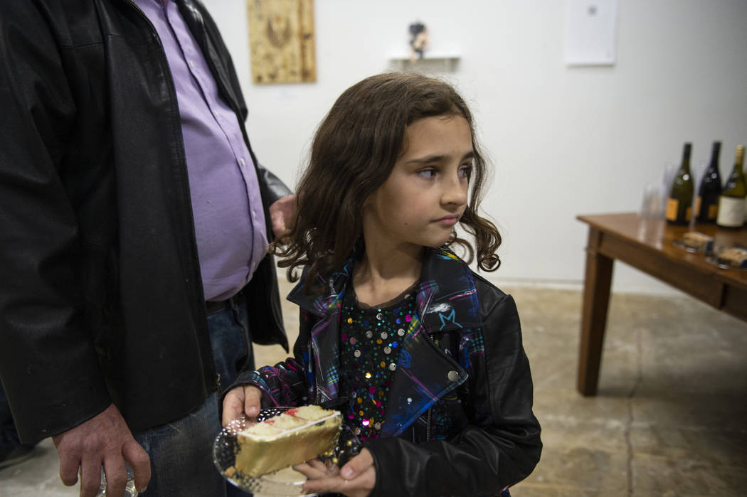 Beatrix Wiersma, de 8 años, de Las Vegas, recibe un pedazo de pastel que se sirve en una exhibición en Core Contemporary Gallery en Las Vegas, el jueves 6 de diciembre de 2018. Caroline Brehman ...