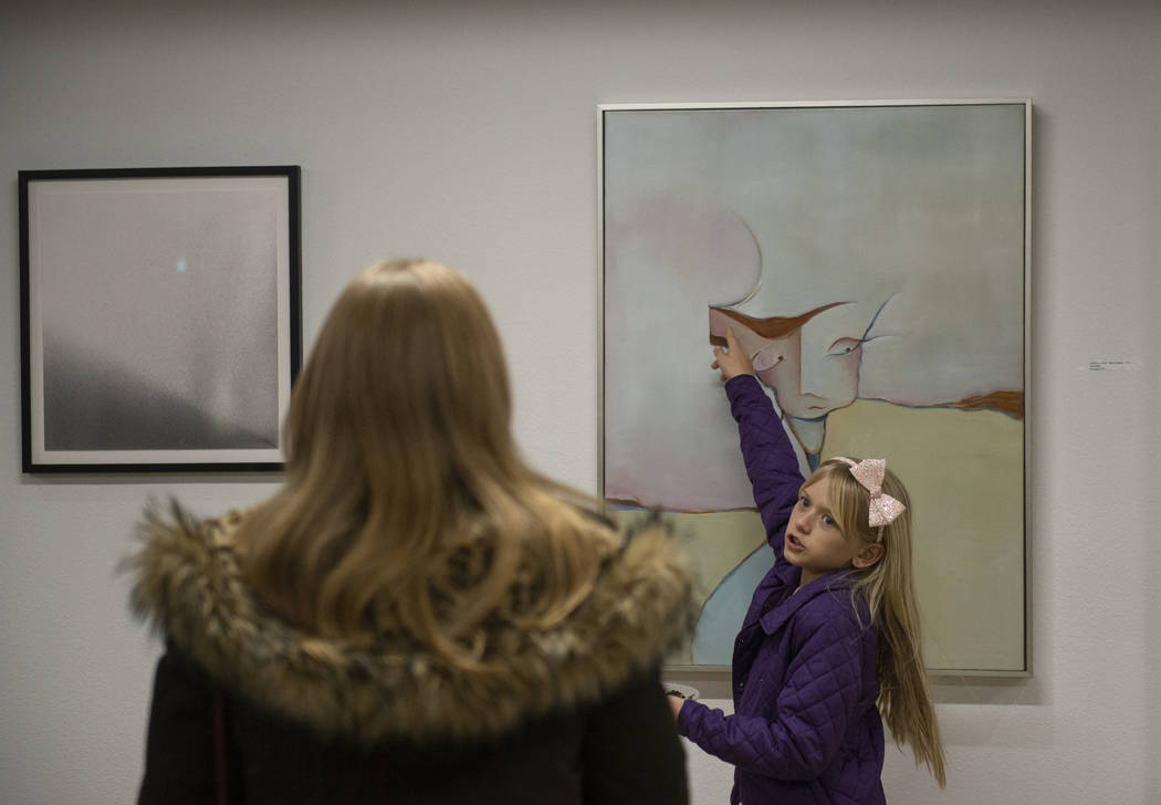 Diana Orz, de 10 años, de Las Vegas apunta a la obra de arte "FEATHER HEAD" de Gail Gilbert en exhibición en Core Contemporary Gallery en Las Vegas, jueves 6 de diciembre de 2018. Caroline Brehm ...