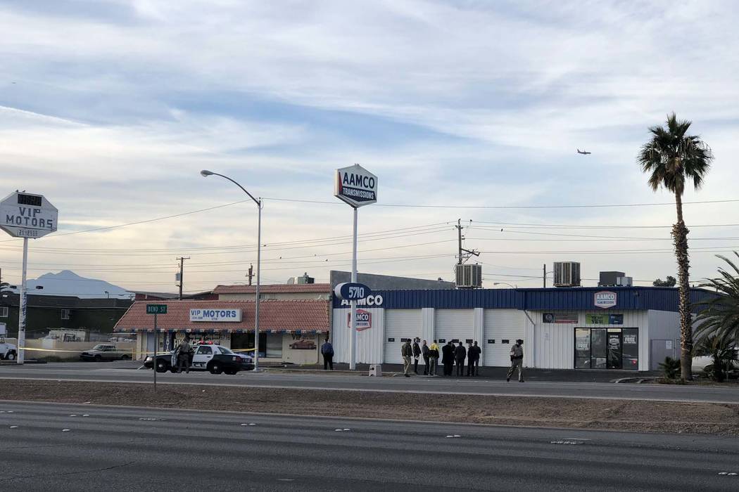 La policía de Las Vegas investiga un tiroteo fatal en la cuadra 5700 de Boulder Highway, cerca de Tropicana Avenue, el martes 8 de enero de 2019. (Rio Lacanlale / Las Vegas Review-Journal)
