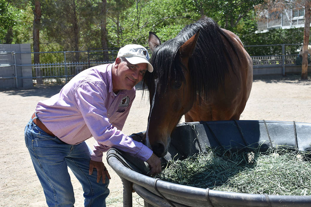 Brian Smith posa con su caballo Jorge, al cual adoptó cuando el animal era bronco. Jueves 25 d ...